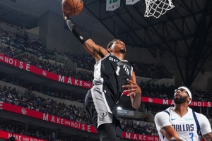 長江后浪推前浪！上一位揭幕戰(zhàn)砍40+15的是文班今天對位的濃眉