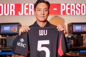 這是哪位吧友米蘭官博曬照：歡迎特別嘉賓，5號(hào)吳彥祖