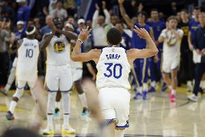 眾志成城！庫(kù)里連砍16分拖入加時(shí) 勇士終結(jié)陣容加時(shí)賽5人都得分！