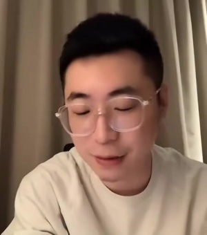 王多多：聯(lián)賽習(xí)慣對(duì)我們影響太深 劣勢(shì)時(shí)候就是瘋狂打架 輸了就下一把