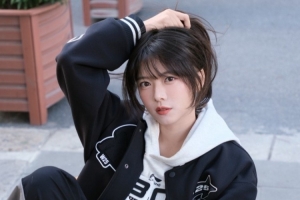 主持人駱歆曬照：穿上全新戰(zhàn)袍來給LPL打call了?。?！