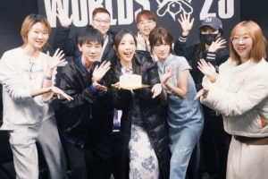 余霜分享生活與工作照：??是擁有很多很多愛(ài)的一天??！