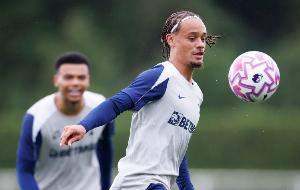 記者：拜仁高層和孔帕尼今夏非常想簽西蒙斯，但交易遭赫內(nèi)斯否決