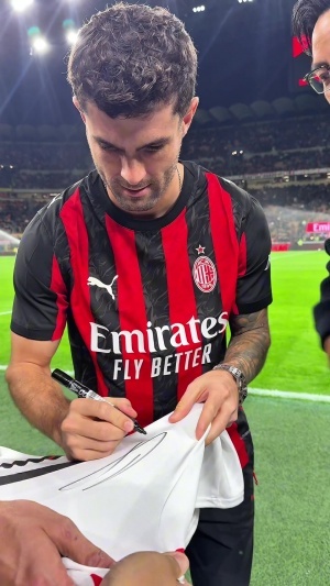 吳彥祖現(xiàn)場觀戰(zhàn)米蘭，賽前與普利西奇交流并獲贈(zèng)11號(hào)球衣