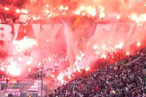 震撼！拜仁遠(yuǎn)征球迷賽前亮出TIFO，并燃放煙花點(diǎn)燃看臺(tái)