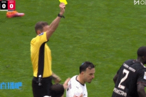 打排球呢？于帕與對(duì)方纏斗爭(zhēng)搶球權(quán)，突然一掌把球拍走，吃到黃牌