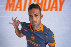 強強對話！國米發(fā)布客戰(zhàn)那不勒斯海報：勞塔羅單人出鏡