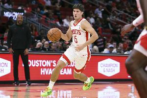 張佳瑋：火箭和活塞這半場(chǎng) 有沒(méi)有持球人對(duì)比天差地遠(yuǎn)