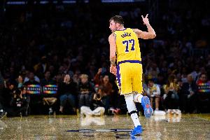 爆砍49分11板8助！Skip：上賽季季后賽這個(gè)東契奇在哪兒呢？