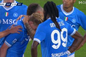 傷情很不妙德布勞內點射時受傷，直接被隊醫(yī)攙扶下場