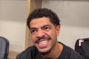 隊記：本-謝潑德在防守莫蘭特時被磕掉一塊牙 但他繼續(xù)堅持比賽