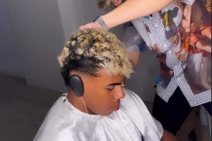 兵馬未動先修發(fā)型！發(fā)型師曬照，在國家德比前為亞馬爾打理發(fā)型