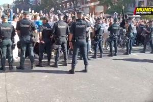 國家德比的氛圍！巴薩球員抵達伯納烏時，遭場外皇馬球迷西語國罵