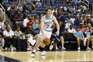 三球：克尼佩爾非常出色攻防兩端都能打 知道該做什么正確的事