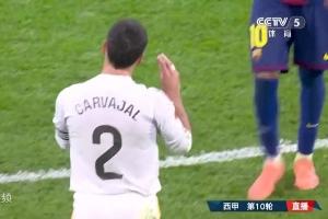 卡瓦哈爾先沖亞馬爾做手勢，亞馬爾伸手與他握手，握手擁抱后開吵