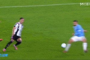 是點球嗎？孔塞桑禁區(qū)內(nèi)疑似被踩到，裁判沒有表示