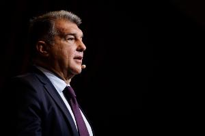 世體：拉波爾塔周一中午現(xiàn)身巴薩基地，待了20分鐘后離開(kāi)