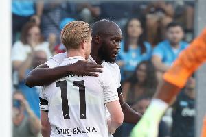 盧卡庫季前賽射門拉傷長期傷缺，現(xiàn)隊友德布勞內(nèi)也因射門受傷