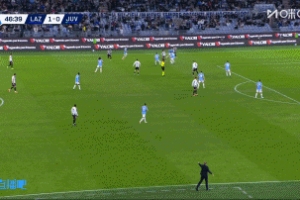 這沒踢進？弗拉霍維奇半空門機會中框，但也越位在先