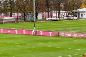 記者：戴維斯今日進行慢跑訓(xùn)練，他希望今年重返賽場