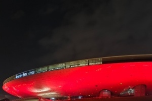 主持劉航曬梅賽德斯中心照為LPL應(yīng)援：彩排結(jié)束 明天開懟！