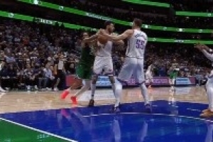 關(guān)鍵判罰！華盛頓搶球霍姆格倫出界 獨行俠挑戰(zhàn)失敗