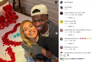 維尼修斯和女友秀恩愛??內(nèi)馬爾評論：這個男孩超愛她??