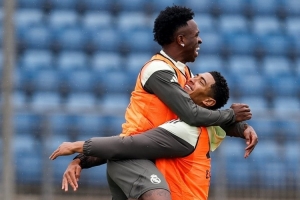 道歉后回歸訓(xùn)練！皇馬官方曬照：維尼修斯與貝林厄姆激情熊抱