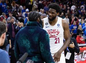 致敬登哥恩比德貢獻25+7+5 但坐在板凳上看隊友完成逆轉(zhuǎn)！