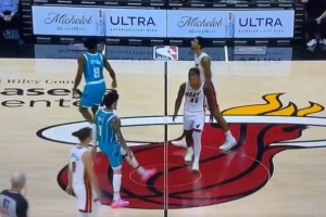 這松弛感沒(méi)誰(shuí)了！三球秀腳法“直接”爆頭小米切爾 隊(duì)友看懵了