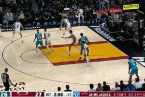 這顛投真準(zhǔn)！三球迎著防守人不講理三分再進(jìn)還加罰！4中4了！