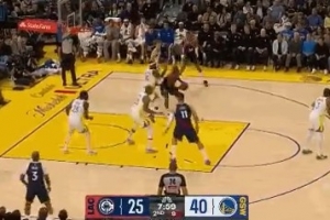 硬碰硬！小卡籃下強(qiáng)攻巴特勒轉(zhuǎn)身拋投命中