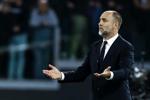 尤文此前已11次賽季中途換帥，98-99賽季安切洛蒂曾接替里皮