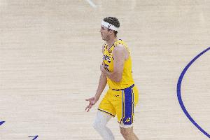 里夫斯連續(xù)5場(chǎng)場(chǎng)均砍34分&真實(shí)命中率68.7% 此前僅庫(kù)里喬丹做到過(guò)