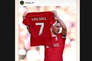 親戚或余悲！遺孀社媒紀念“若塔舉球衣聲援迪亞斯”：2年前…