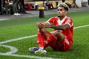 叕踢飛大單刀！迪亞斯被批“薩內(nèi)2世”，埃貝爾：他積極拼搶防守