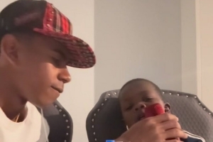 亞馬爾曬與弟弟唱歌視頻，兩人同唱夏奇拉歌曲《Waka Waka》