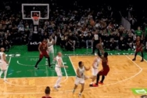 手感火熱！米切爾晃飛兩人命中高難度壓哨三分