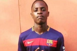 世體：艾永對巴薩頗具好感，五年前曾在家鄉(xiāng)穿著巴薩球衣拍照留念