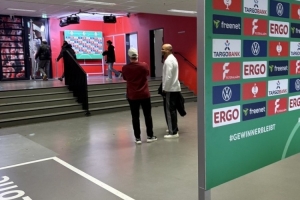 相談甚歡！記者：孔帕尼賽后與科隆主帥夸斯尼奧克交流