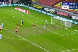 胡荷韜破門，但裁判認定河南隊手球在先進球無效，判給蓉城定位球