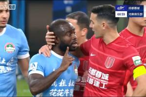 蓉城球迷朝阿奇姆彭學(xué)猴子叫+罵黑鬼+豎中指，導(dǎo)致比賽一度中斷