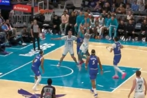 球風(fēng)確實(shí)華麗！拉梅洛-鮑爾連續(xù)變向穿花蝴蝶步 拋投拿下2分