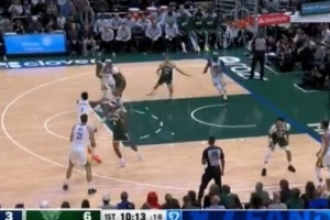 仙人指路！庫(kù)明加拿球晃開(kāi)防守 妙傳助攻巴特勒輕松上籃打中