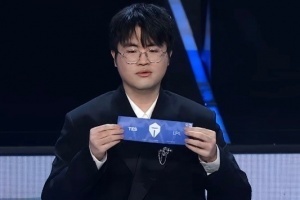 這也能噴？粉絲昏頭怒噴姿態(tài)抽簽：你這個臭手讓t1一穿3 給blg打進了ktv