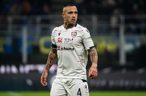 踢球的使命！納因戈蘭：父親避債離家出走，母親獨自撫養(yǎng)5個孩子