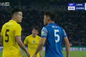 激情對噴！朱辰杰倒地胡睿寶指責(zé)其假摔騙點，兩人互噴垃圾話