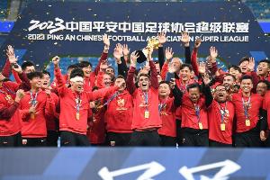 歷史重演or復(fù)仇成功？海港兩年前在大連人主場捧起中超冠軍獎(jiǎng)杯