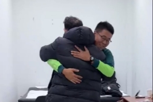 老友相見！亞泰主帥蘇亞雷斯與國安隊(duì)工作人員熱情擁抱