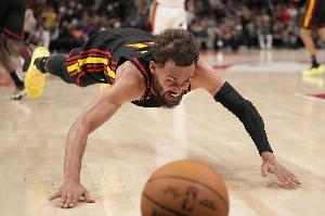 此前被壓到膝蓋傷退！美記：特雷-楊已返回亞特蘭大進(jìn)行MRI檢查